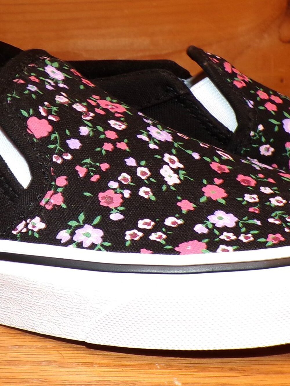 NEW VANS REALLY CUTE WOMAN SIZE 6 FLORAL PATTERN SLIP-ON YOUR GOING TO LOVE THEM